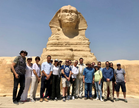 Giornalisti delle principali testate italiane ai piedi della Sfinge al Cairo durante il press-trip Freedom nel 2019.