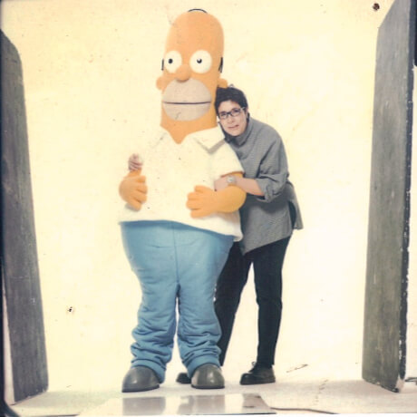 Giulia Bresciani dietro le quinte di un set fotografico a Milano con il pupazzo ufficiale a grandezza naturale di Homer Simpson